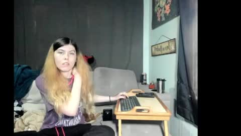 Snapshot of roxihazeleyes chatting on June 2, 2026, 5:15 pm roxihazeleyes online show from June 2, 2026, 5:15 pm