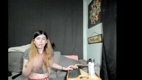Snapshot of roxihazeleyes chatting on June 4, 2026, 11:49 am roxihazeleyes online show from June 4, 2026, 11:49 am