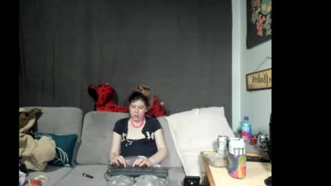 Snapshot of roxihazeleyes chatting on June 8, 2026, 1:28 am roxihazeleyes online show from June 8, 2026, 1:28 am