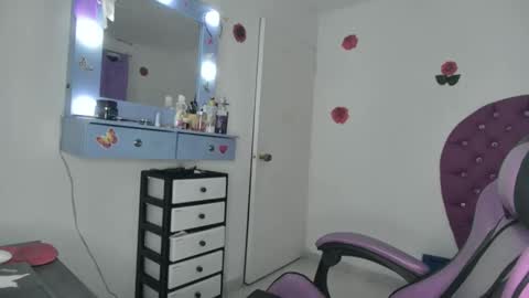 Roxy online show from April 22, 2026, 2:25 am