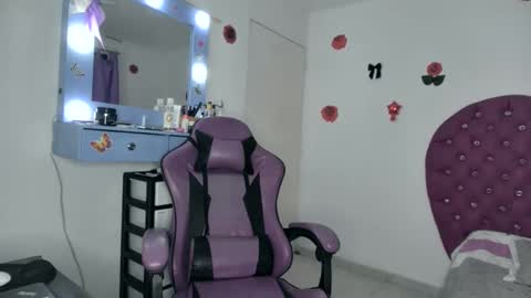 Snapshot of roxy_lu_07 chatting on June 1, 2026, 1:07 am Roxy online show from June 1, 2026, 1:07 am