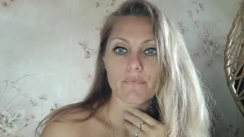 roxyfox18x01 online show from October 6, 2025, 6:33 am