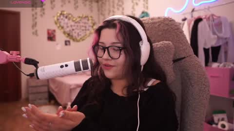 roxysuh online show from April 11, 2026, 7:35 am