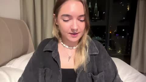 Snapshot of roxysweetdream chatting on May 21, 2026, 2:24 pm Roxy online show from May 21, 2026, 2:24 pm