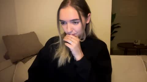 Snapshot of roxysweetdream chatting on June 7, 2026, 12:42 pm Roxy online show from June 7, 2026, 12:42 pm