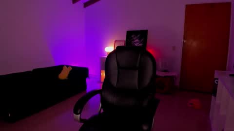 Snapshot of roxyy_x chatting on February 12, 2026, 11:44 pm val online show from February 12, 2026, 11:44 pm