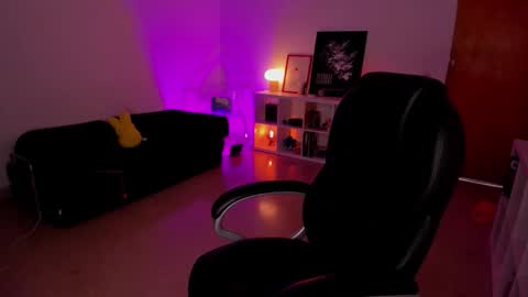 Snapshot of roxyy_x chatting on February 18, 2026, 10:17 pm val online show from February 18, 2026, 10:17 pm