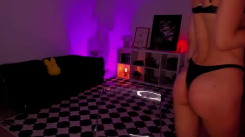 Snapshot of roxyy_x chatting on February 23, 2026, 11:02 pm val online show from February 23, 2026, 11:02 pm