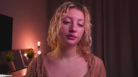 Mila online show from September 20, 2025, 3:02 pm