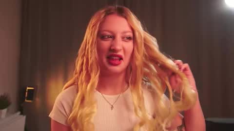 Mila online show from October 13, 2025, 3:23 pm