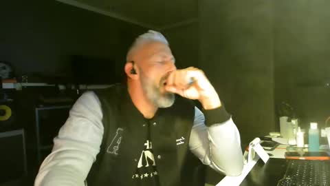 Snapshot of ruffi77 chatting on December 5, 2025, 2:09 am Chico que rico Caliente online show from December 5, 2025, 2:09 am