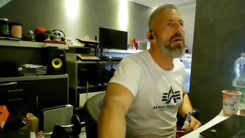 Snapshot of ruffi77 chatting on February 5, 2026, 2:54 pm Chico que rico Caliente online show from February 5, 2026, 2:54 pm