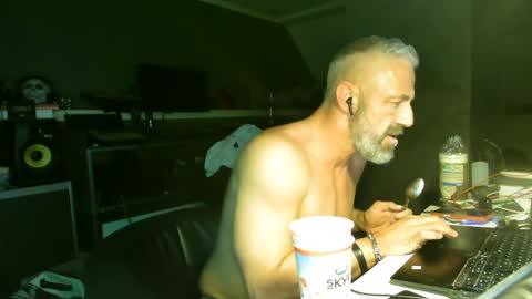 Snapshot of ruffi77 chatting on April 9, 2026, 6:19 am Chico que rico Caliente online show from April 9, 2026, 6:19 am