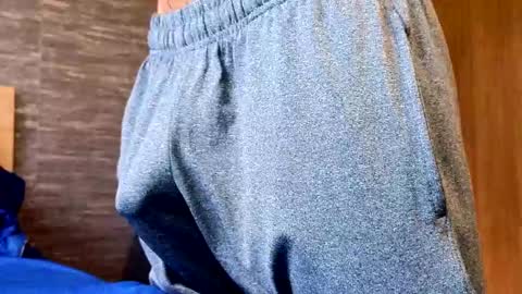  R U S S E L L  online show from February 5, 2025, 9:18 pm