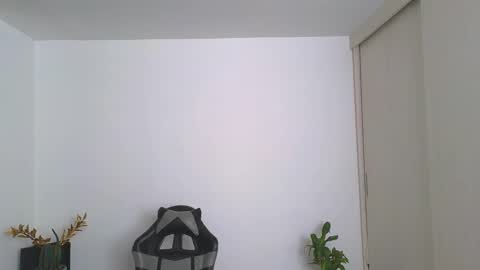  R U S S E L L  online show from September 23, 2025, 8:01 pm