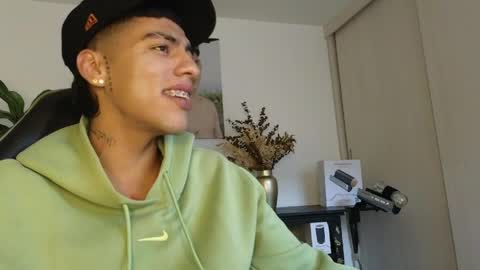 Snapshot of russell_adams_ chatting on April 12, 2026, 7:52 pm R U S S E L L online show from April 12, 2026, 7:52 pm