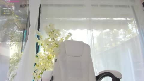 Ava online show from October 15, 2025, 8:03 am