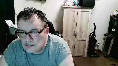 rwzar_1965 online show from May 5, 2026, 2:19 am