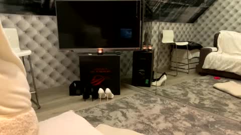 Laura online show from March 11, 2025, 7:58 pm