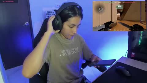 Angie  online show from September 25, 2025, 4:43 pm