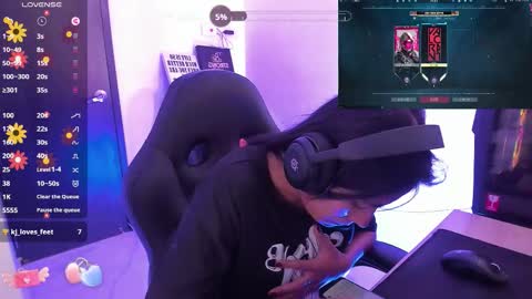 Angie  online show from October 4, 2025, 6:06 pm