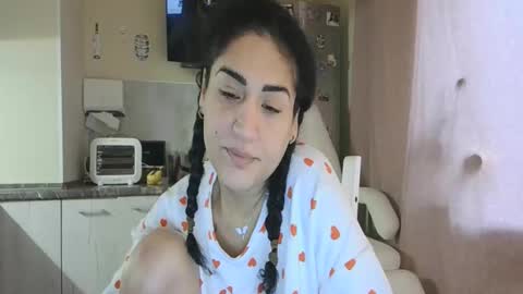 Snapshot of safari_xx chatting on November 23, 2025, 10:15 am Queen online show from November 23, 2025, 10:15 am