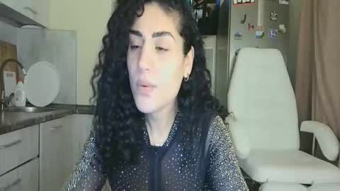 Snapshot of safari_xx chatting on November 25, 2025, 1:00 pm Queen online show from November 25, 2025, 1:00 pm