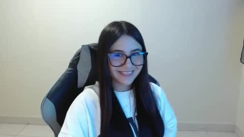 Sahaliefox  online show from November 17, 2025, 8:58 pm