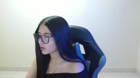 Sahaliefox  online show from April 17, 2026, 10:24 pm