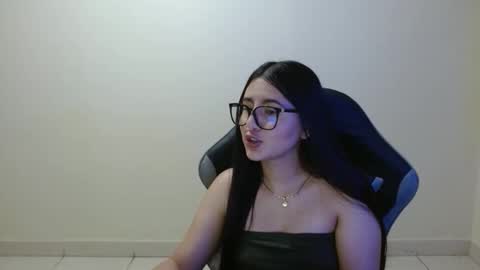 Snapshot of sahaliefox_ chatting on May 4, 2026, 9:44 pm Sahaliefox online show from May 4, 2026, 9:44 pm