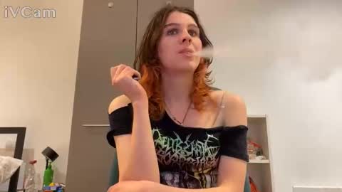 Snapshot of sally_vae chatting on April 2, 2026, 8:39 pm Sally Vae online show from April 2, 2026, 8:39 pm