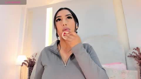 Snapshot of salomebell chatting on October 28, 2025, 7:49 pm online show from October 28, 2025, 7:49 pm