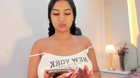 Snapshot of salomebell chatting on November 18, 2025, 8:46 pm online show from November 18, 2025, 8:46 pm