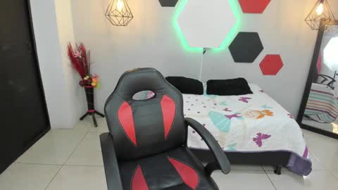 martina online show from February 10, 2025, 1:14 am