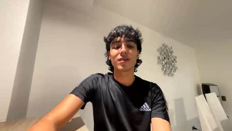 salvatore_montt online show from January 8, 2026, 4:04 am