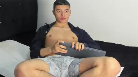 Snapshot of samuelholt chatting on October 3, 2025, 5:10 pm Samuel online show from October 3, 2025, 5:10 pm