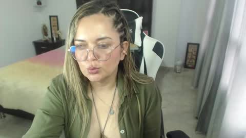 Snapshot of samy_vsn chatting on February 4, 2025, 10:45 pm samy_vsn online show from February 4, 2025, 10:45 pm