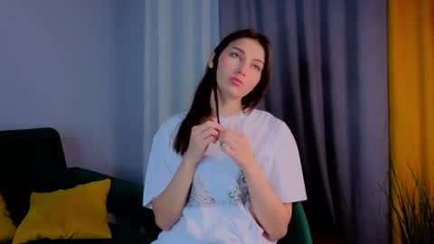 Isabel but you can call me Bella online show from November 7, 2025, 1:05 am