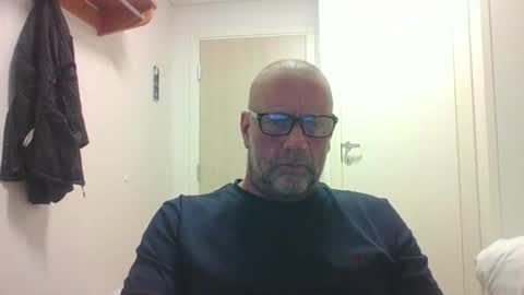 sandnesrune523 online show from February 18, 2026, 6:04 pm