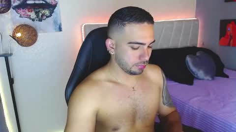 santiago_ferrerxx online show from May 21, 2026, 7:10 pm