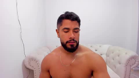 santiago_huntt online show from December 12, 2024, 8:43 pm