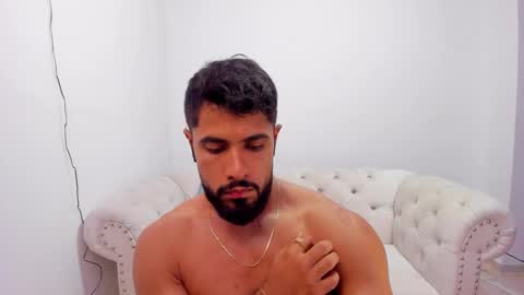 santiago_huntt online show from December 12, 2024, 11:47 pm