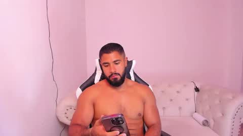 santiago_huntt online show from February 14, 2025, 11:42 pm