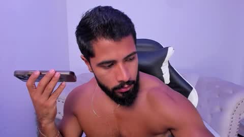 santiago_huntt online show from November 28, 2025, 12:41 pm