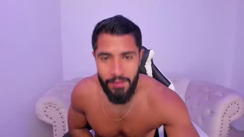 santiago_huntt online show from December 19, 2025, 1:07 pm