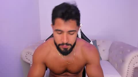 santiago_huntt online show from February 4, 2026, 7:42 pm