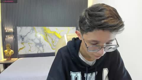 santiago_russo18 online show from September 15, 2025, 1:00 pm