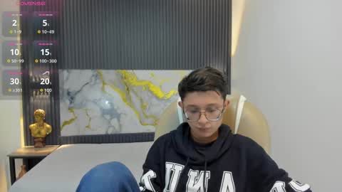 santiago_russo18 online show from October 6, 2025, 12:35 pm