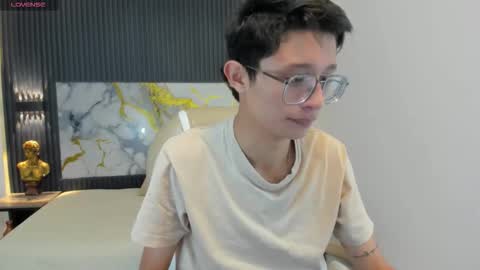 santiago_russo18 online show from October 18, 2025, 12:06 pm