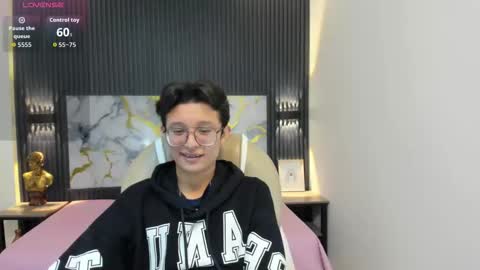 santiago_russo18 online show from November 9, 2025, 12:36 pm